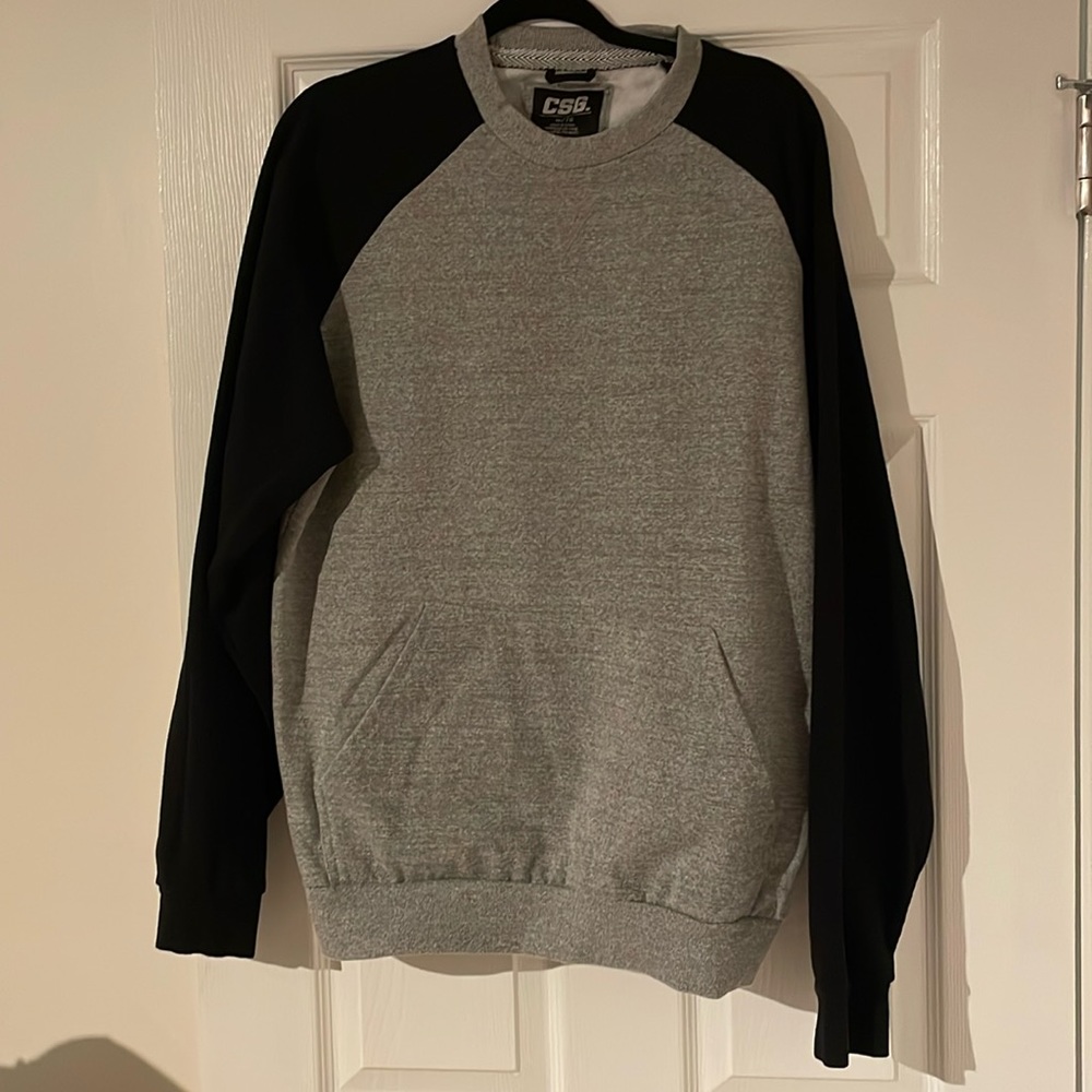 Men’s sweater with front pocket
